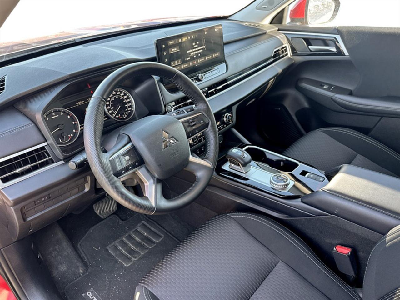 2025 Mitsubishi Outlander ES S-AWC Photo