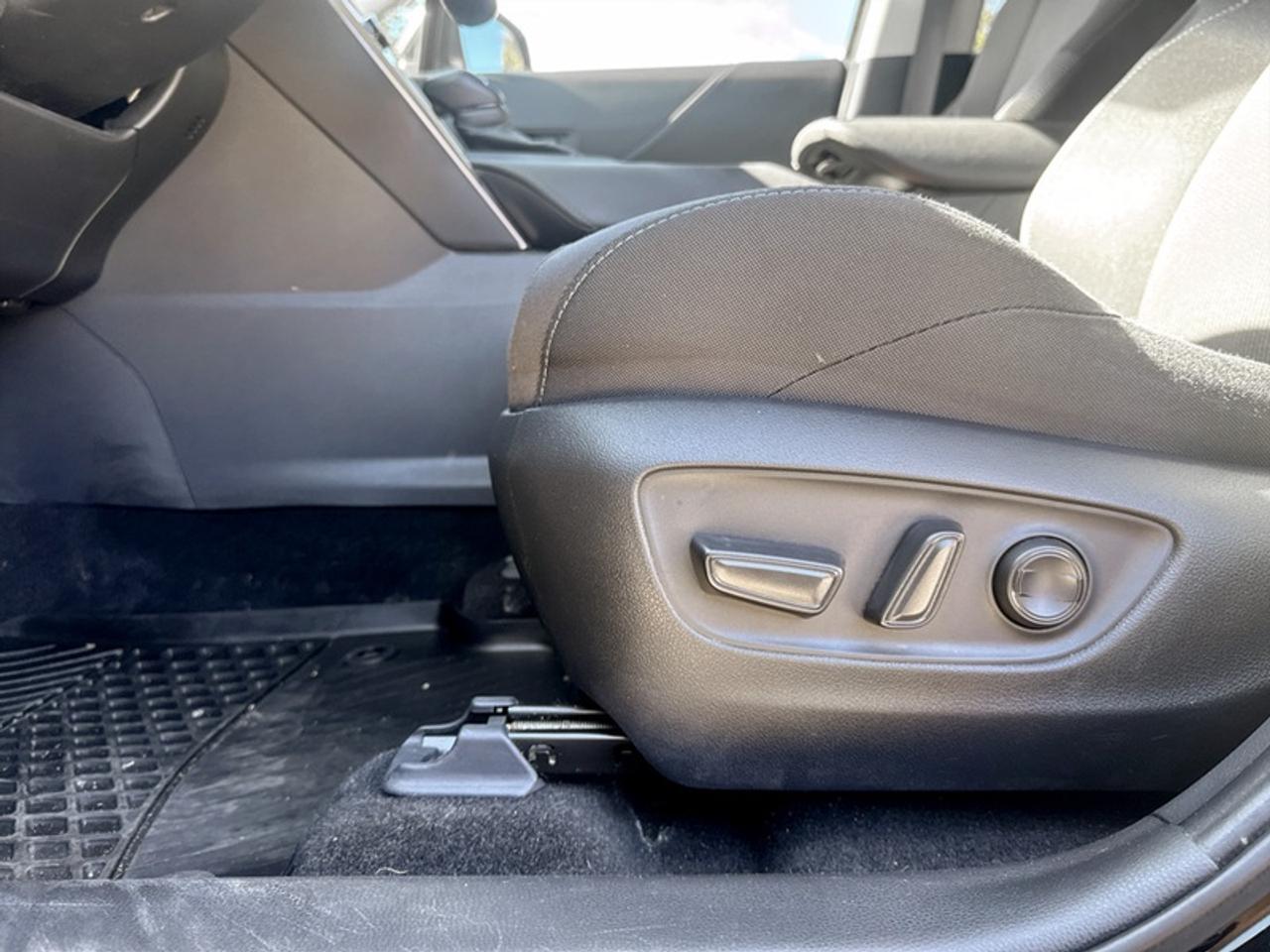 2024 Toyota Venza LE  **PWR GATE - APPLE CARPLAY** Photo