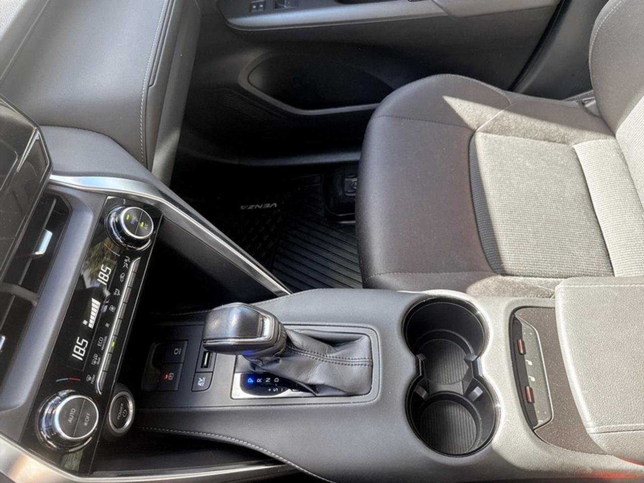 2024 Toyota Venza LE  **PWR GATE - APPLE CARPLAY** Photo