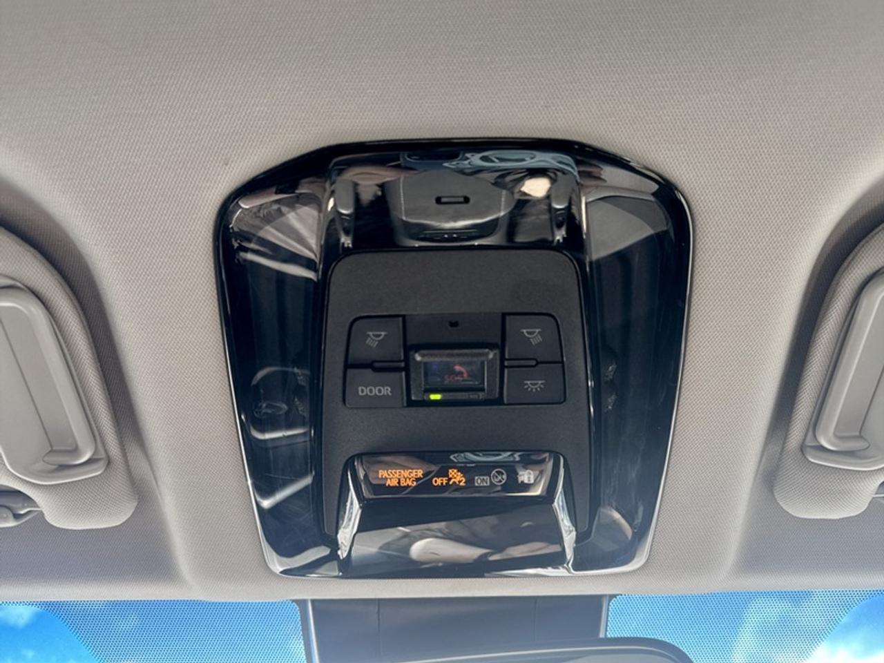2024 Toyota Venza LE  **PWR GATE - APPLE CARPLAY** Photo