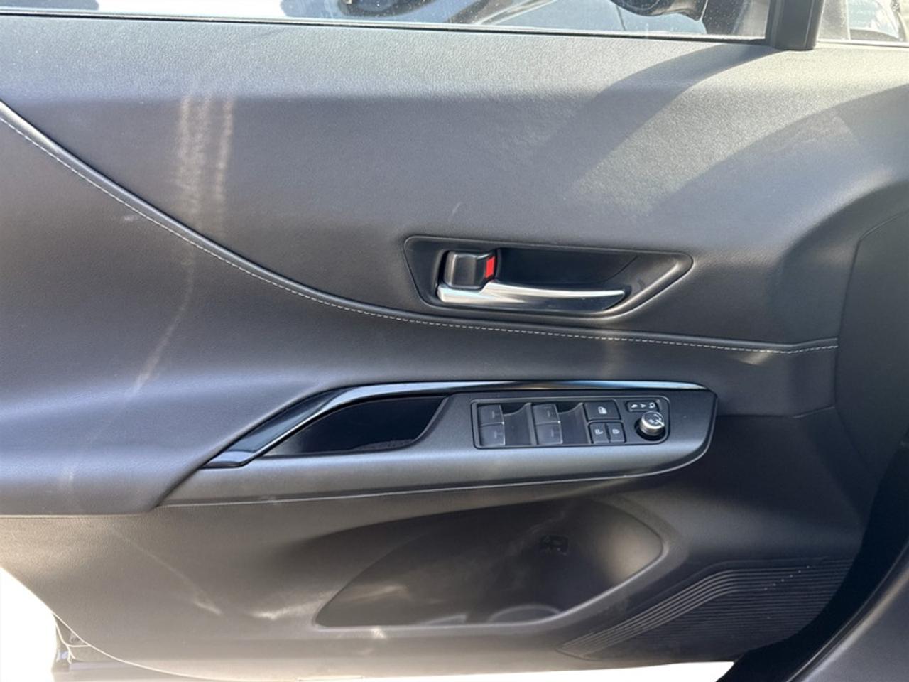 2024 Toyota Venza LE  **PWR GATE - APPLE CARPLAY** Photo