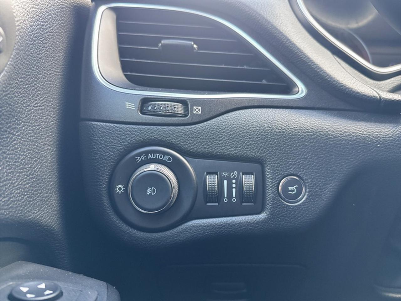 2022 Jeep Cherokee Trailhawk Elite  **LOW MILEAGE** Photo