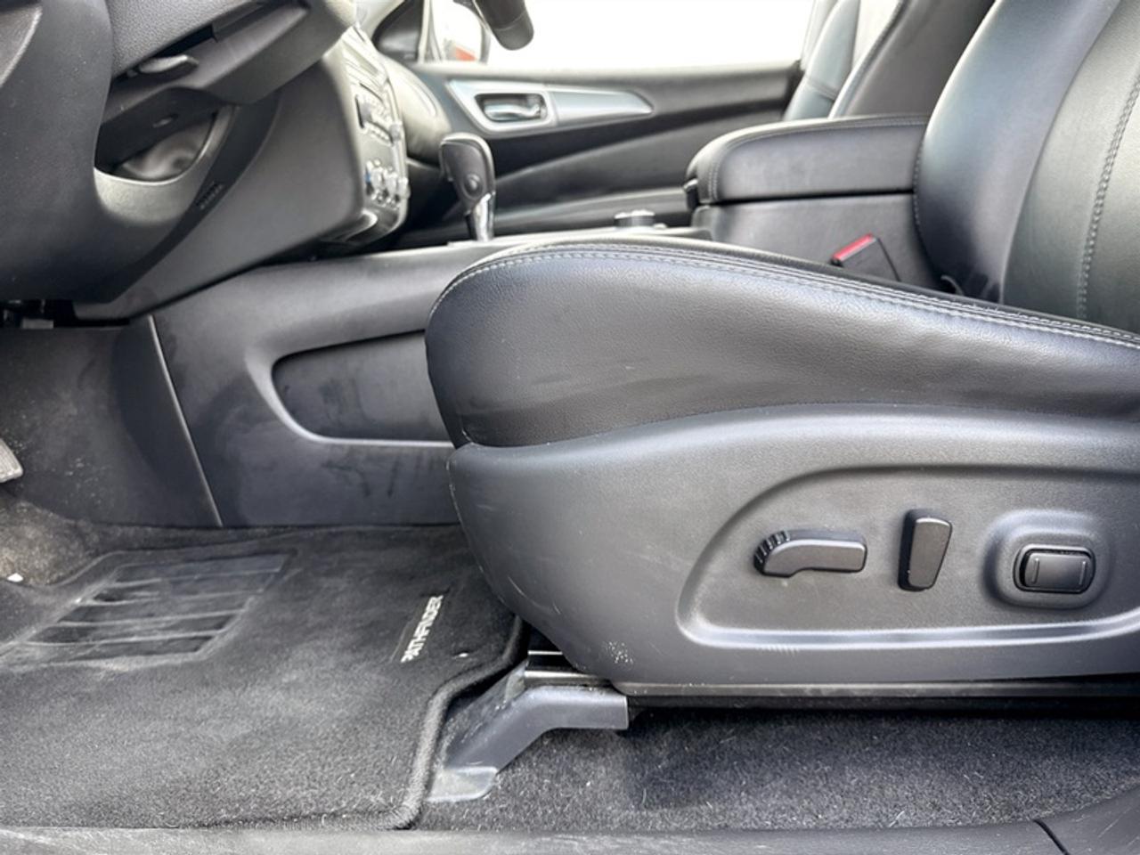2020 Nissan Pathfinder SL  **CLEAN CARFAX** Photo