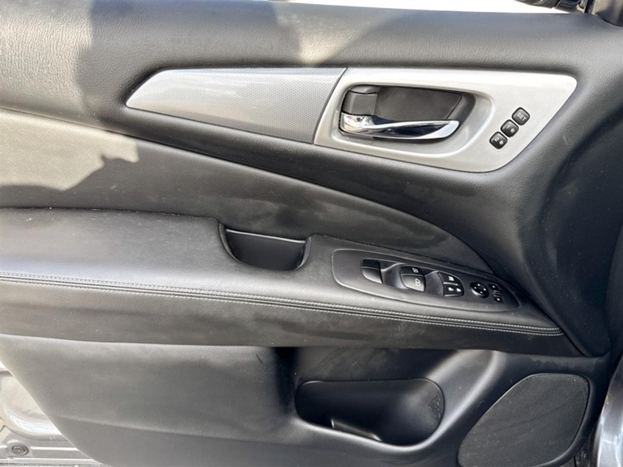 2020 Nissan Pathfinder SL  **CLEAN CARFAX** Photo