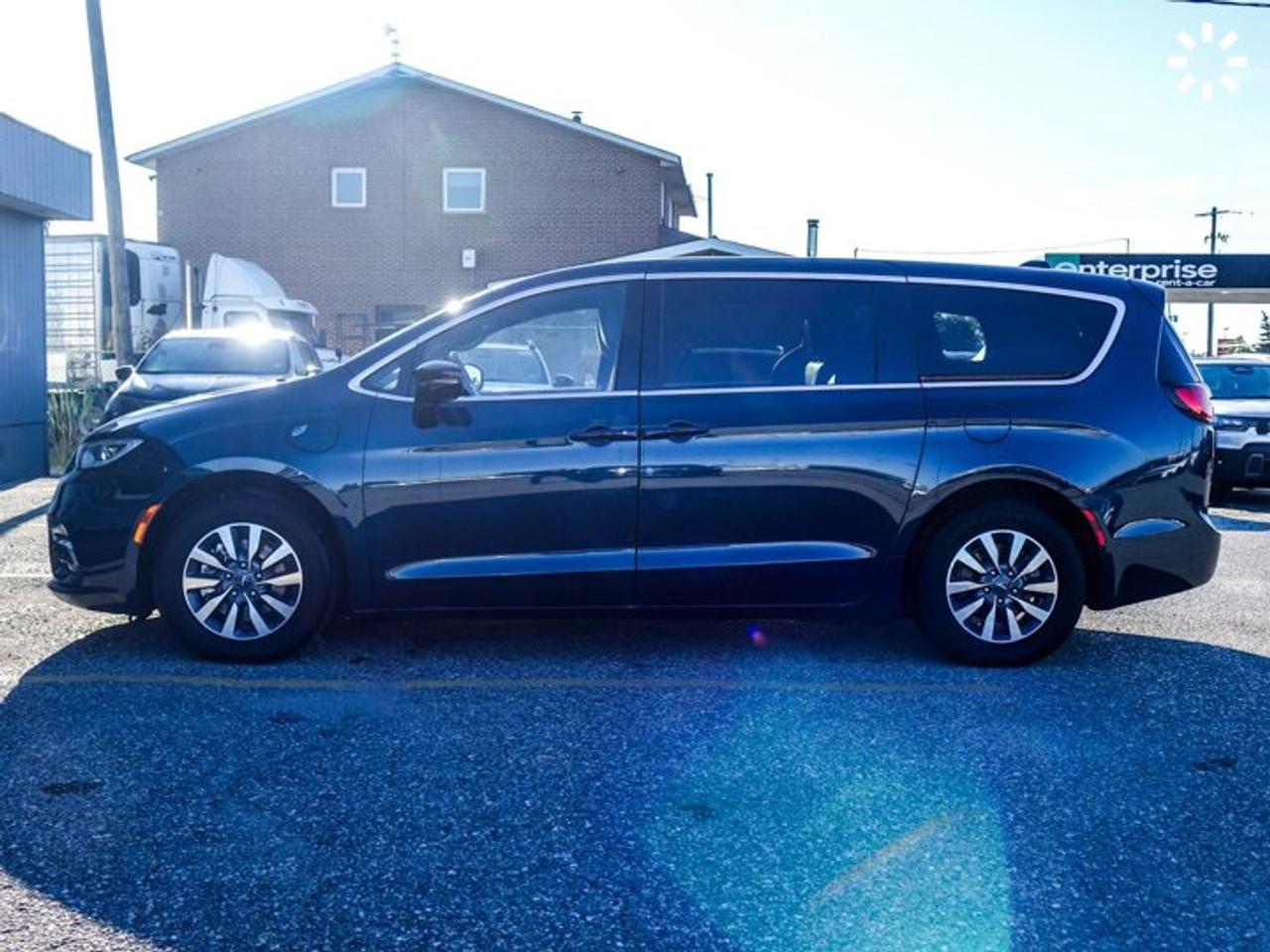2025 Chrysler Pacifica Plug-In Hybrid 3.6L Pentastar V6 Plug-In Hybrid | Adaptive Cruise Control | Heated Seats | Heated Steering Wheel Photo