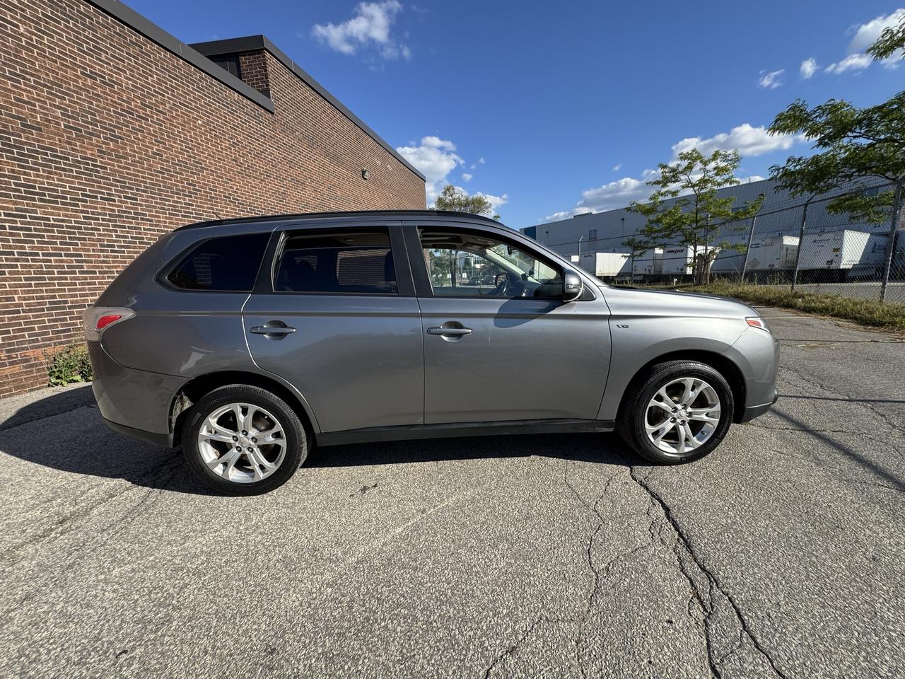 2014 Mitsubishi Outlander SE Photo