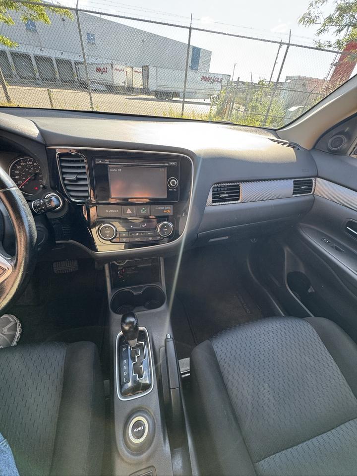 2014 Mitsubishi Outlander SE Photo