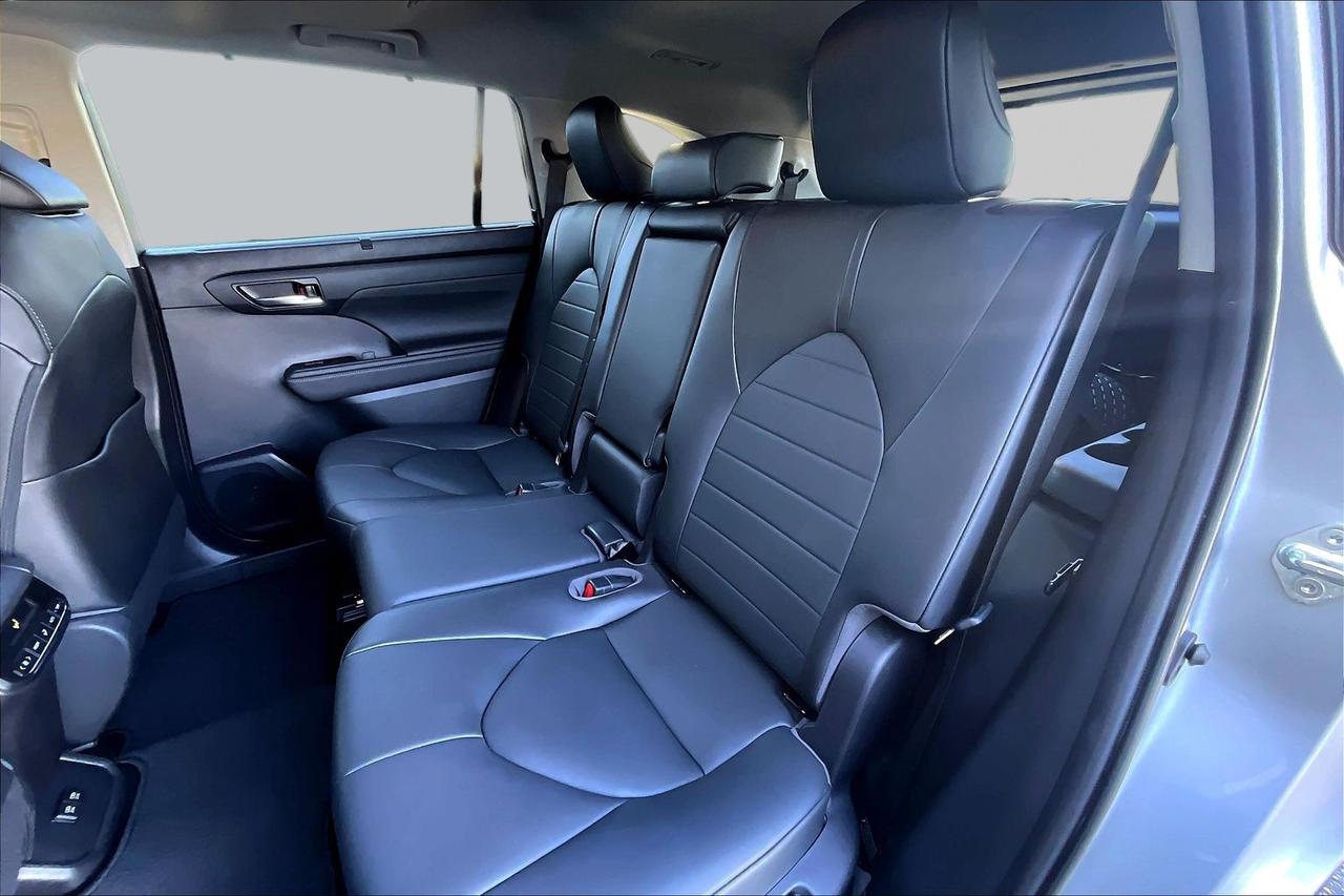 2020 Toyota Highlander AWD  | New Brakes | Remote Start | Tow Package Photo