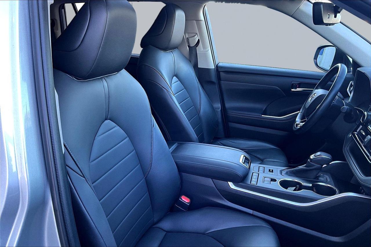 2020 Toyota Highlander AWD  | New Brakes | Remote Start | Tow Package Photo