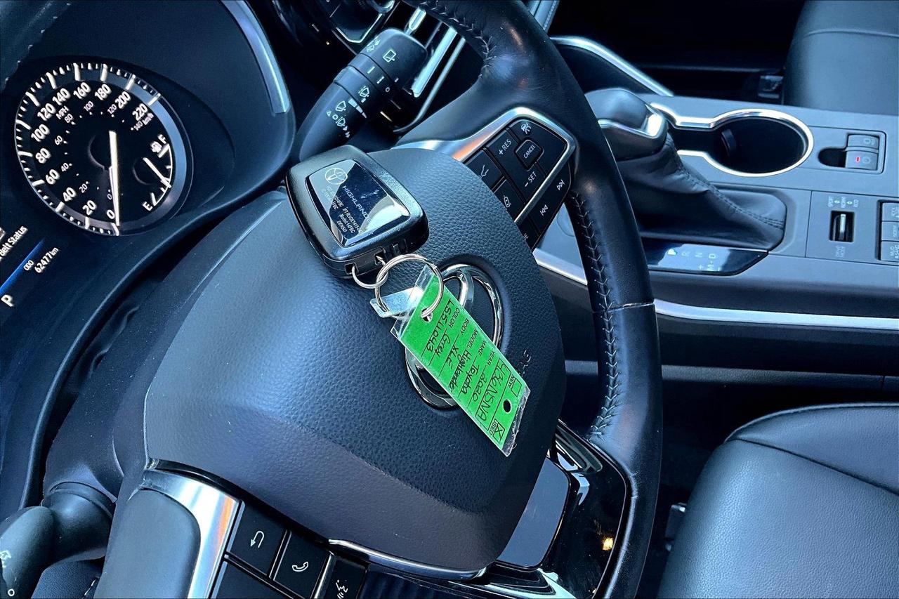 2020 Toyota Highlander AWD  | New Brakes | Remote Start | Tow Package Photo