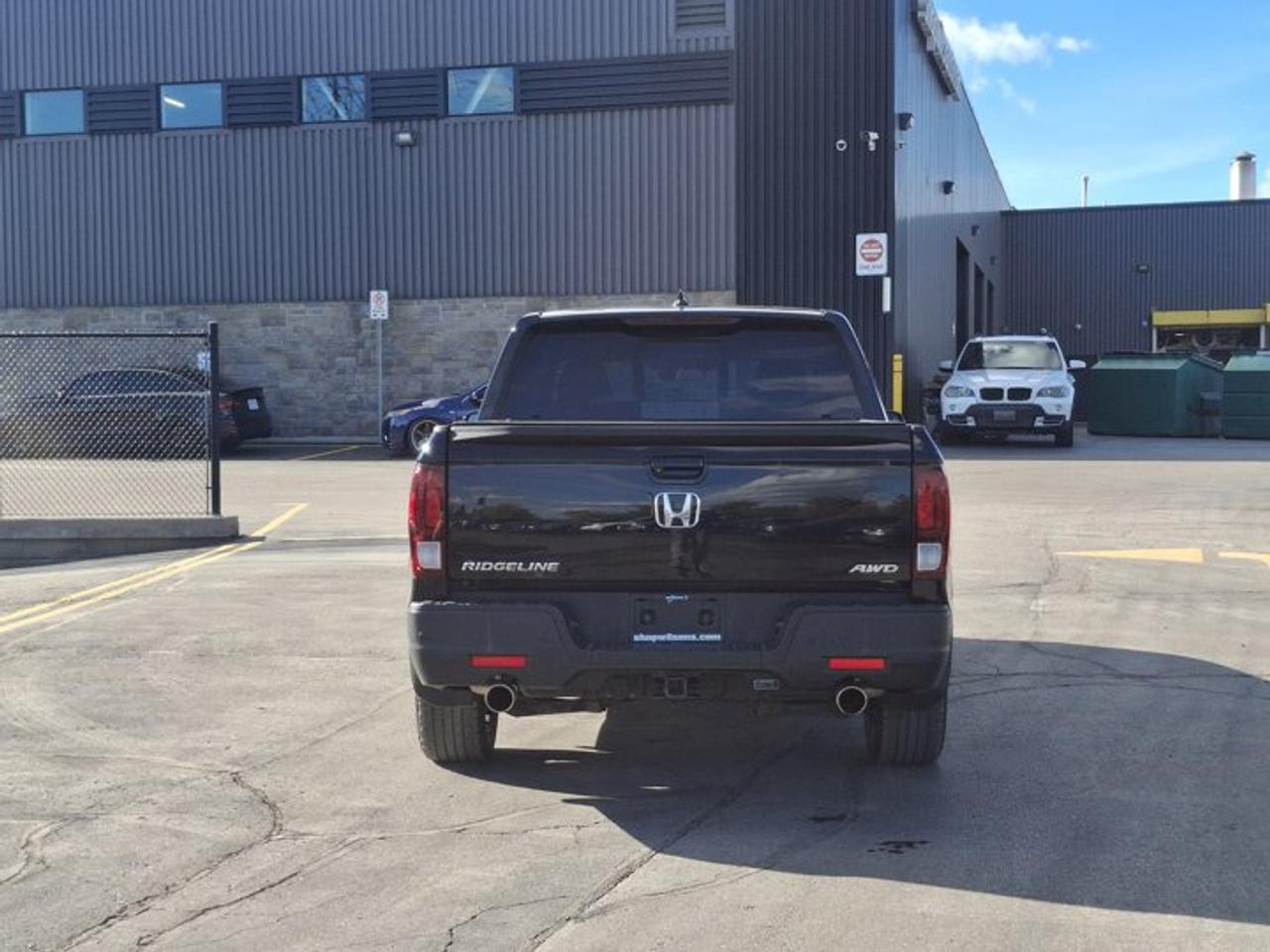 2022 RAM 1500 Classic Express 4x4 | Night Edition | Sport Hood | Bucket Seats | Wheel + Sound Group | Carplay & More ! Photo3