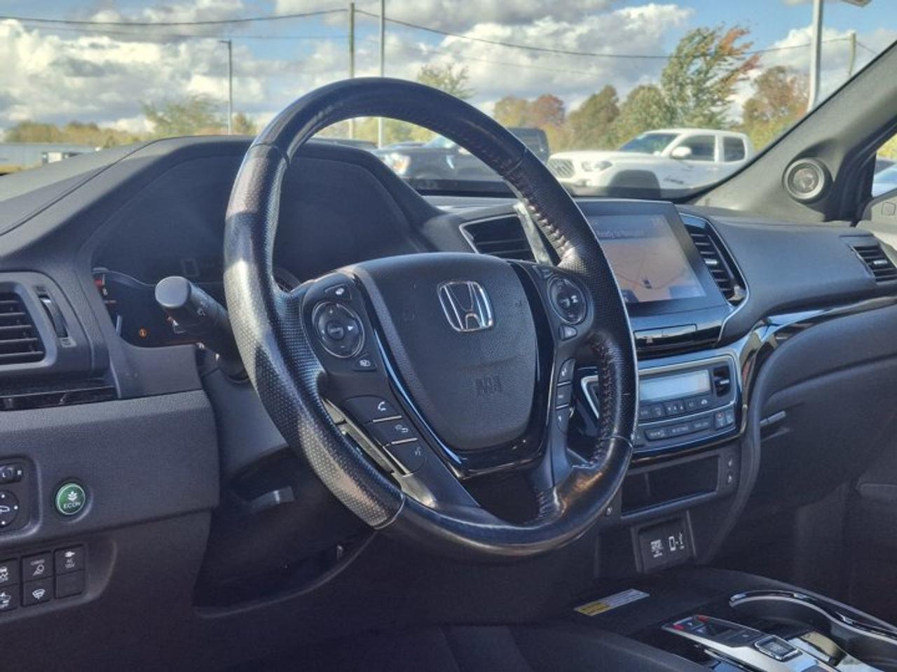 2022 RAM 1500 Classic Express 4x4 | Night Edition | Sport Hood | Bucket Seats | Wheel + Sound Group | Carplay & More ! Photo