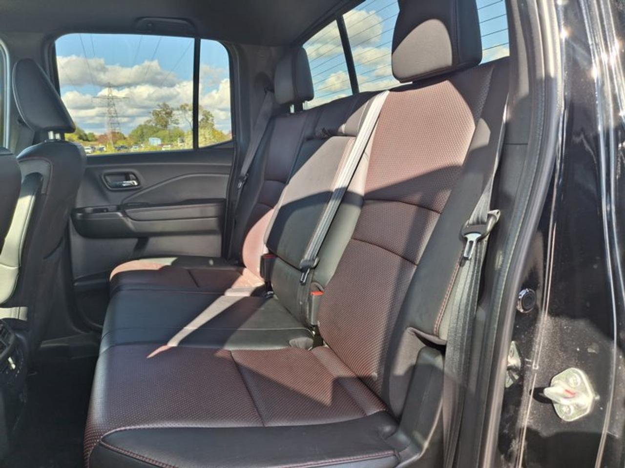 2022 RAM 1500 Classic Express 4x4 | Night Edition | Sport Hood | Bucket Seats | Wheel + Sound Group | Carplay & More ! Photo