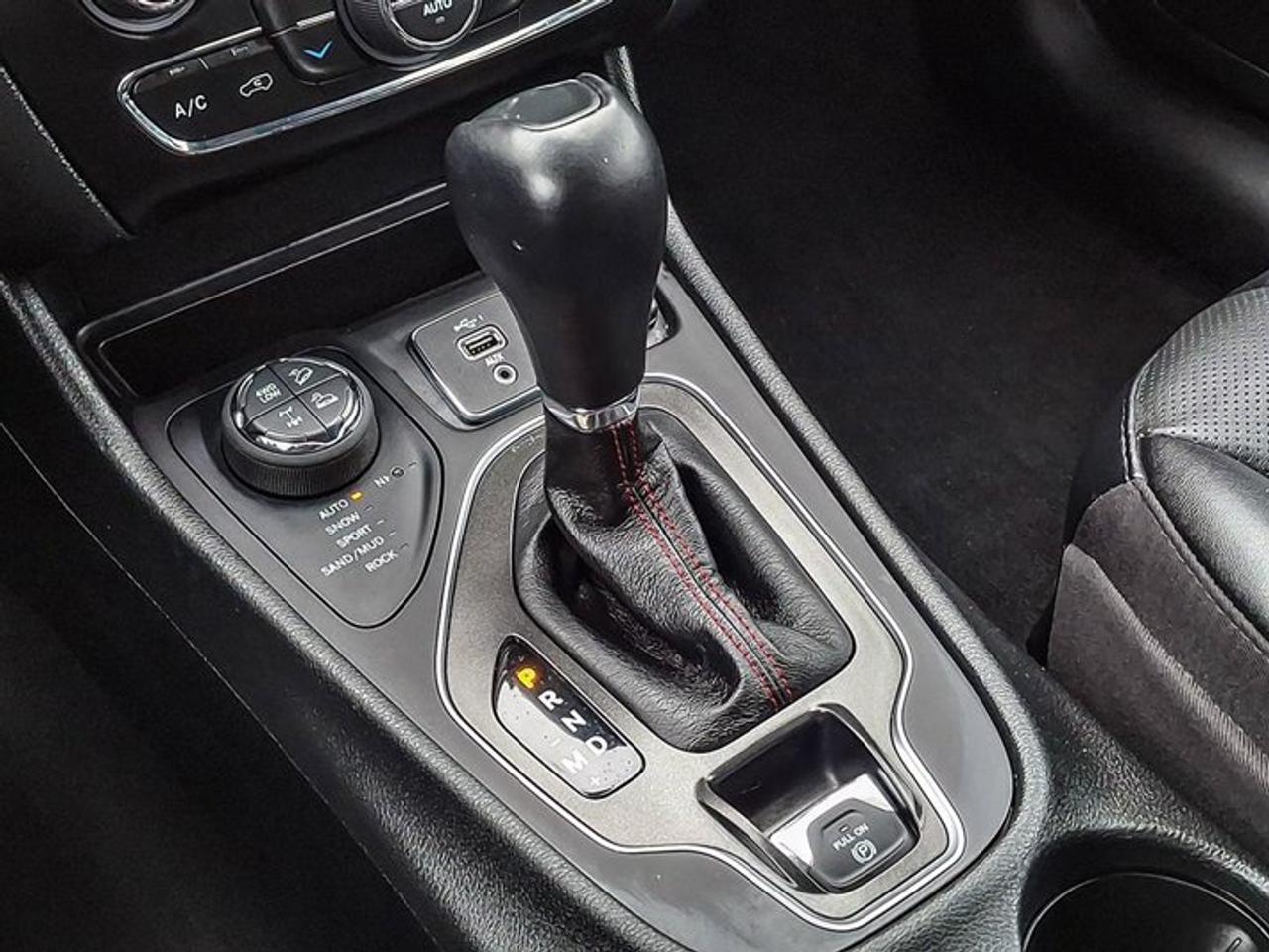 2022 Jeep Cherokee Trailhawk Elite 4x4 | Leather | Panoramic Sunroof | Heated + Cooled Seats | Heated Steering & More ! Photo