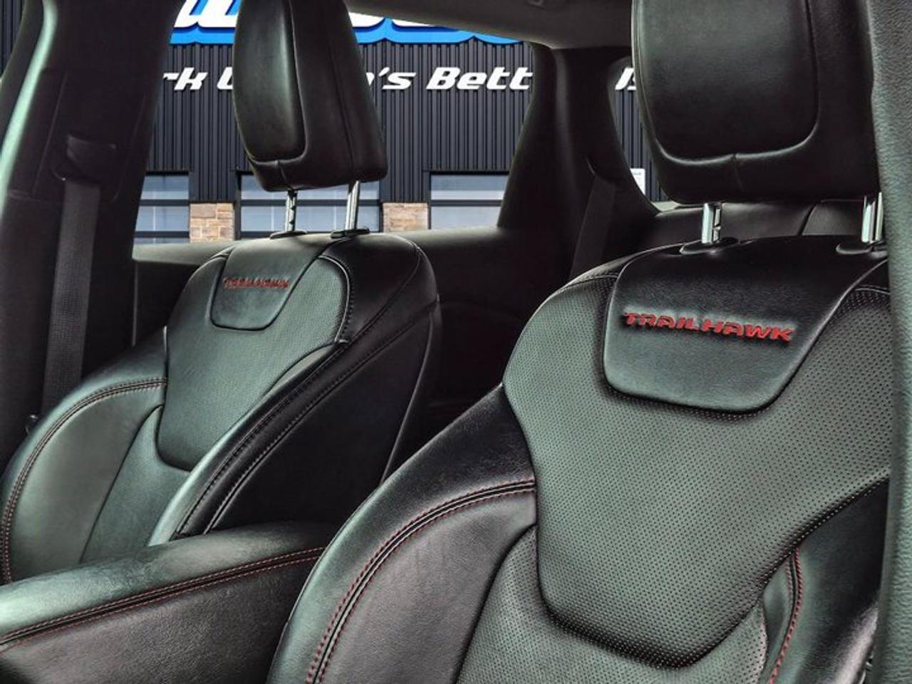 2022 Jeep Cherokee Trailhawk Elite 4x4 | Leather | Panoramic Sunroof | Heated + Cooled Seats | Heated Steering & More ! Photo