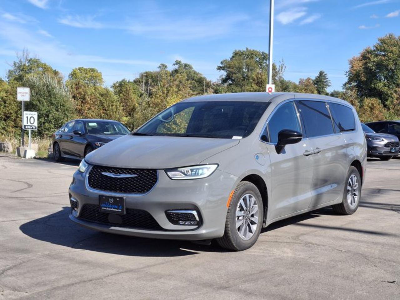 2025 Chrysler Pacifica Hybrid Select | Leather | Adaptive Cruise | Heated Wheel + Seats | Power Sliding Doors + Liftgate and More! Photo0