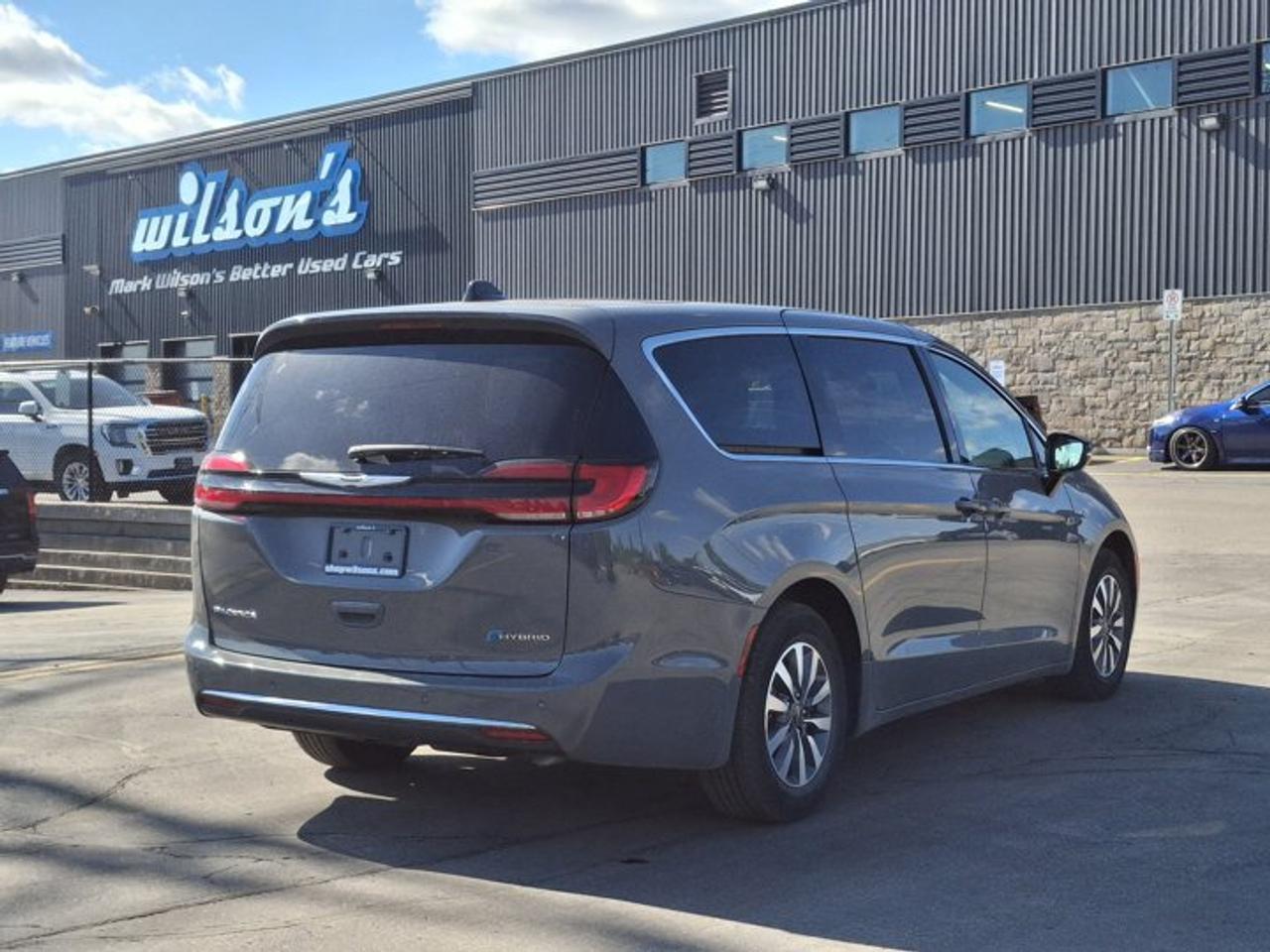 2025 Chrysler Pacifica Hybrid Select | Leather | Adaptive Cruise | Heated Wheel + Seats | Power Sliding Doors + Liftgate and More! Photo