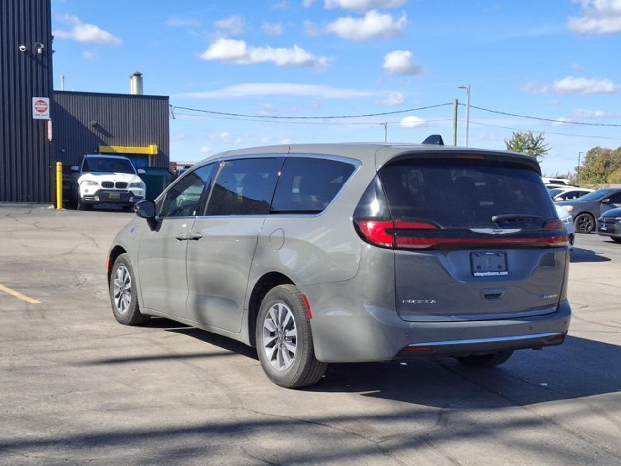 2025 Chrysler Pacifica Hybrid Select | Leather | Adaptive Cruise | Heated Wheel + Seats | Power Sliding Doors + Liftgate and More! Photo