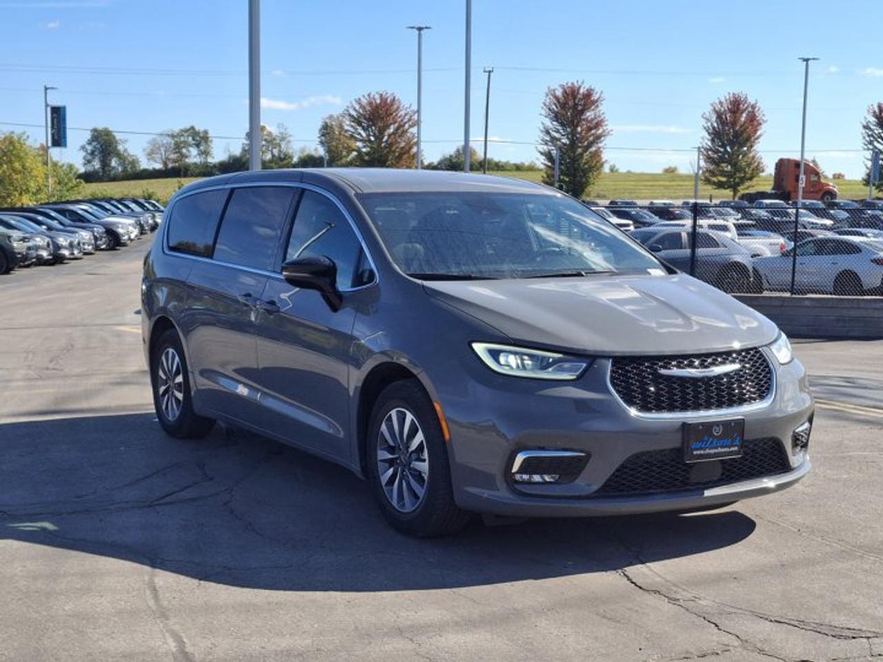 2025 Chrysler Pacifica Hybrid Select | Leather | Adaptive Cruise | Heated Wheel + Seats | Power Sliding Doors + Liftgate and More! Photo