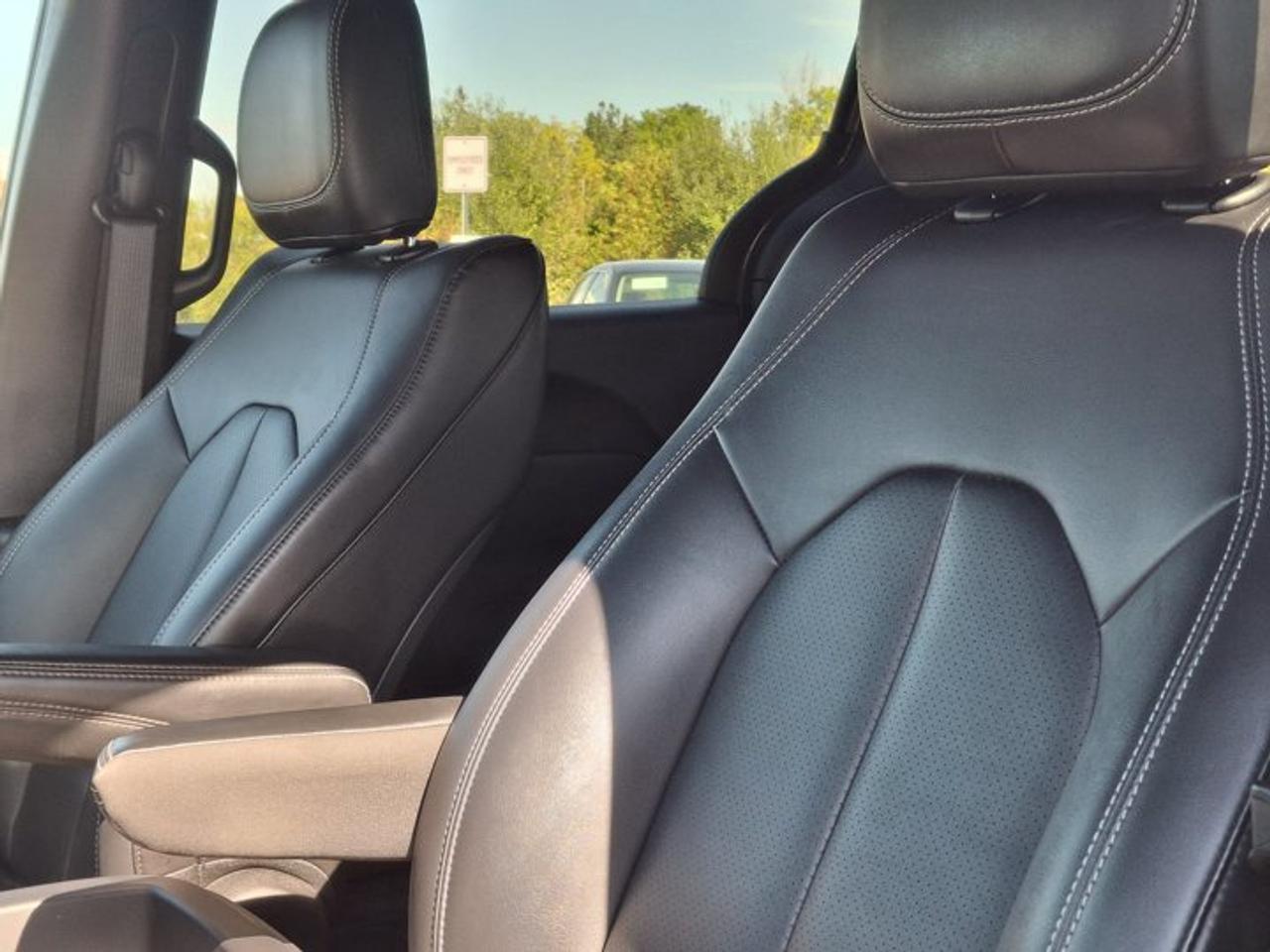 2025 Chrysler Pacifica Hybrid Select | Leather | Adaptive Cruise | Heated Wheel + Seats | Power Sliding Doors + Liftgate and More! Photo