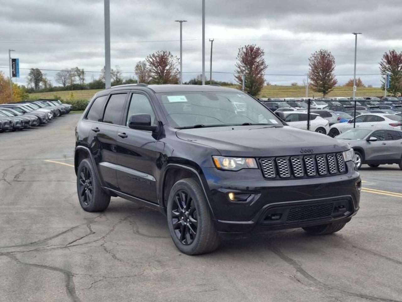 2021 Jeep Grand Cherokee Altitude 4x4 | Leather + Suede Seats | Heated Seats + Steering | Remote Start | and More ! Photo