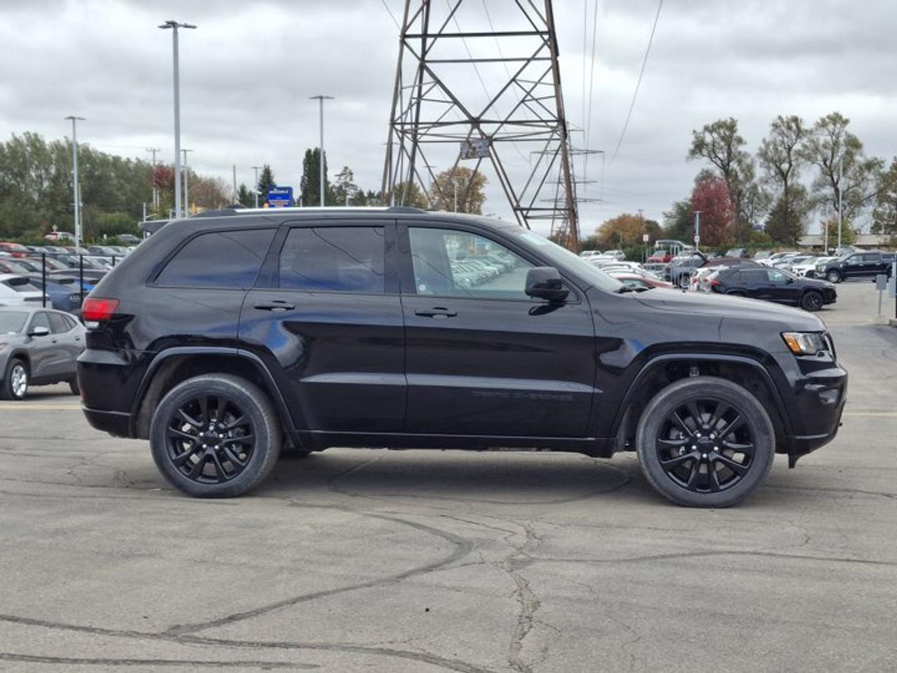 2021 Jeep Grand Cherokee Altitude 4x4 | Leather + Suede Seats | Heated Seats + Steering | Remote Start | and More ! Photo