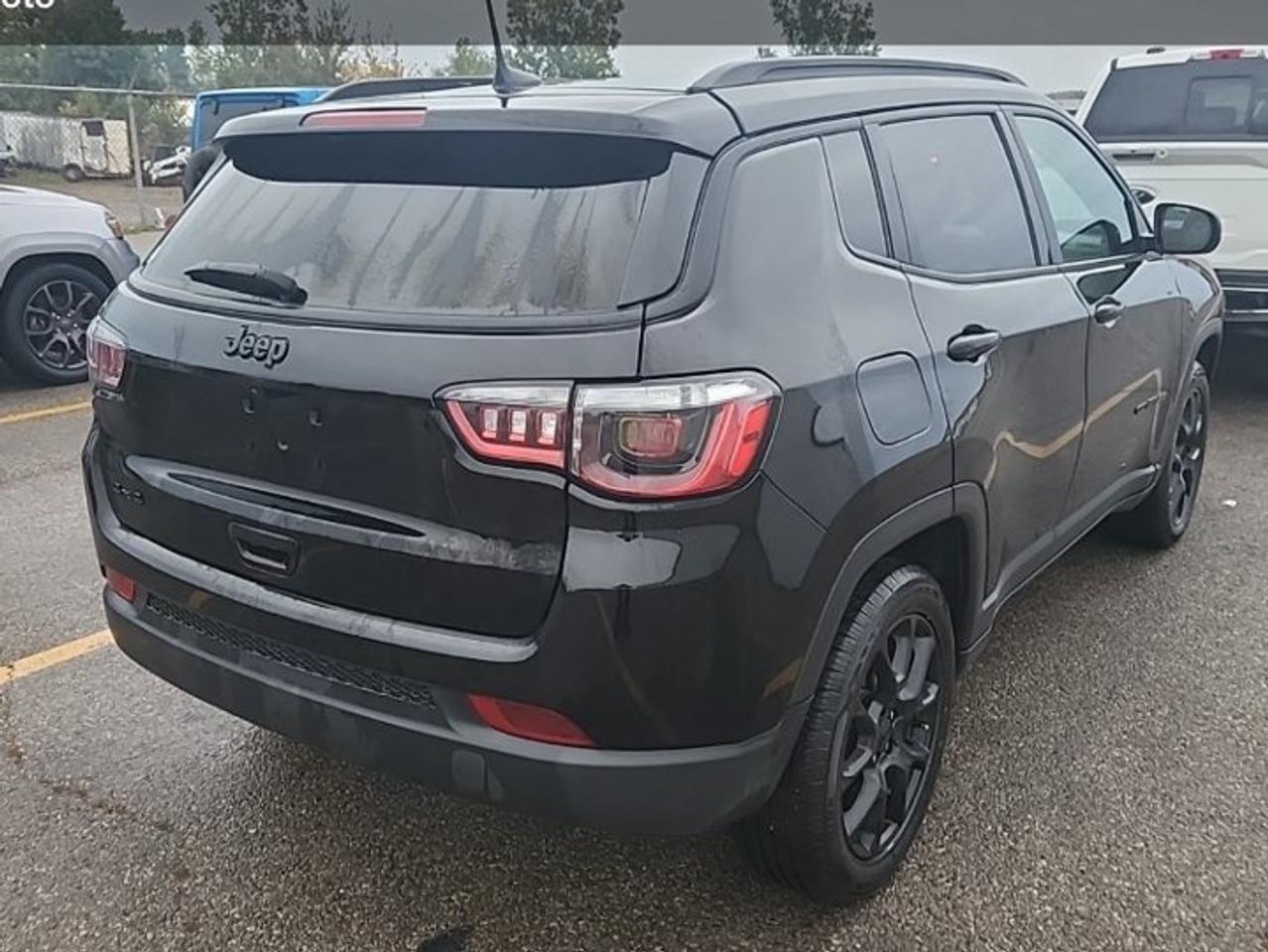 2024 Jeep Compass Altitude 4X4 | Leather | Sunroof | Nav | Power Seat + Liftgate | Heated Wheel + Seats | and More ! Photo2