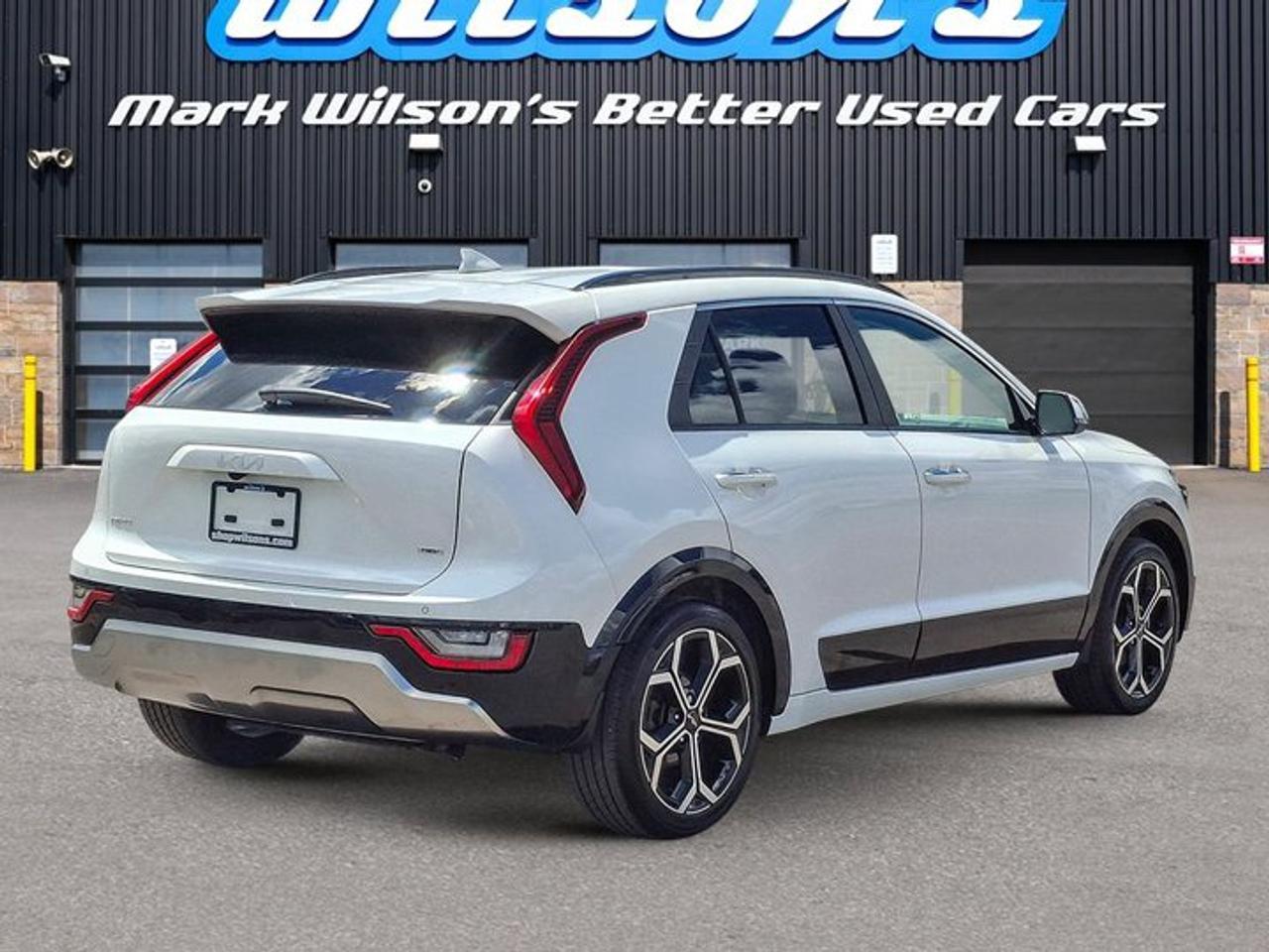 2023 Kia NIRO SX | Leather | Sunroof | Heated + Cooled Seats | Heated Steering | Harman Kardon | and More ! Photo