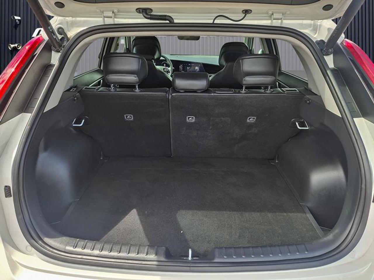 2023 Kia NIRO SX | Leather | Sunroof | Heated + Cooled Seats | Heated Steering | Harman Kardon | and More ! Photo