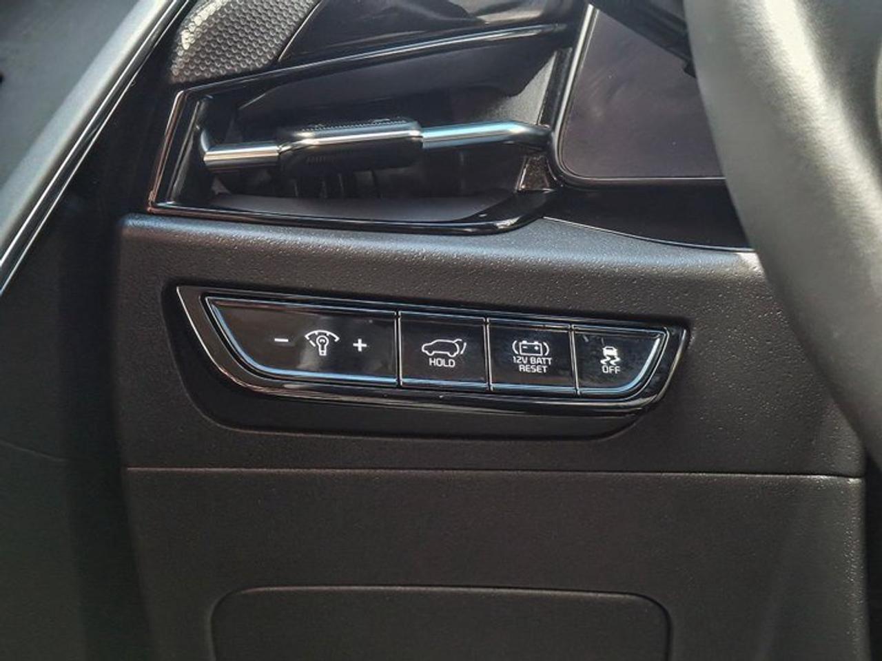 2023 Kia NIRO SX | Leather | Sunroof | Heated + Cooled Seats | Heated Steering | Harman Kardon | and More ! Photo