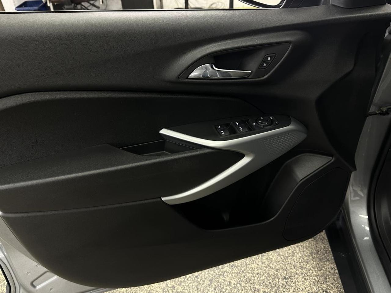 2025 Chevrolet Trax 1RS/REM START/FULL PWR GRP/GM LEASE RETURN! Photo