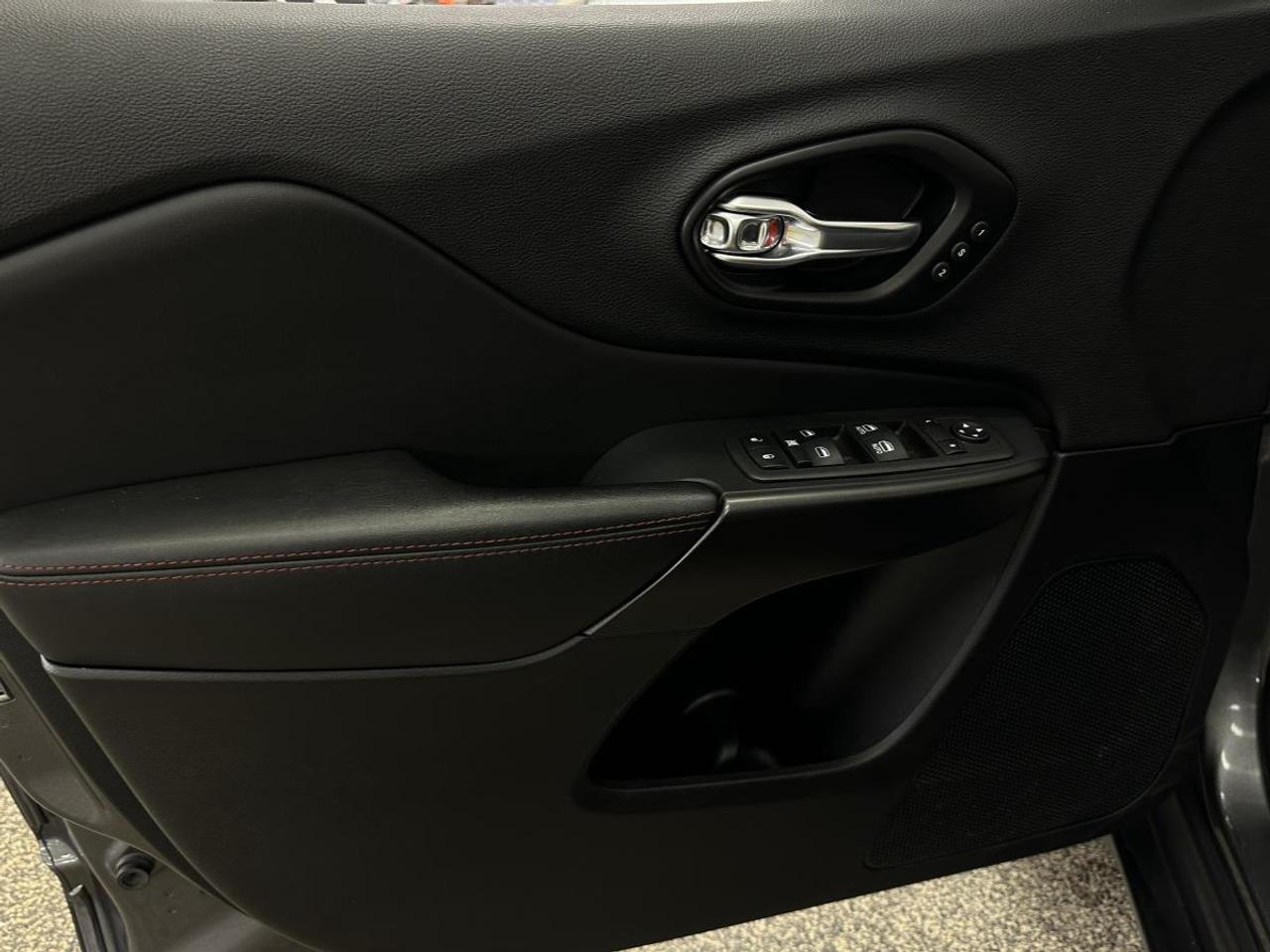 2022 Jeep Cherokee Trailhawk TRAILHAWK ELITE/4X4/PANOROOF/LEATHER/NAVI/PWR GATE/OFF LEASE! Photo