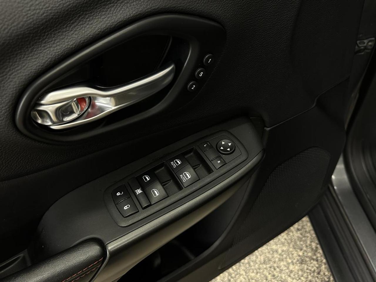 2022 Jeep Cherokee Trailhawk TRAILHAWK ELITE/4X4/PANOROOF/LEATHER/NAVI/PWR GATE/OFF LEASE! Photo