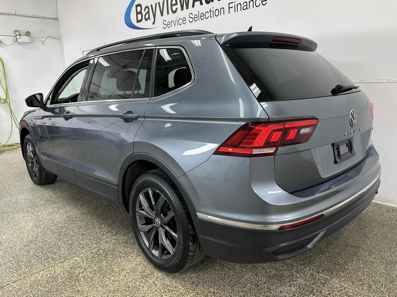 2023 Volkswagen Tiguan Comfortline COMFORTLINE/4MOTION/PANOROOF/LEATHER/66KM/OFF VW LEASE! Photo