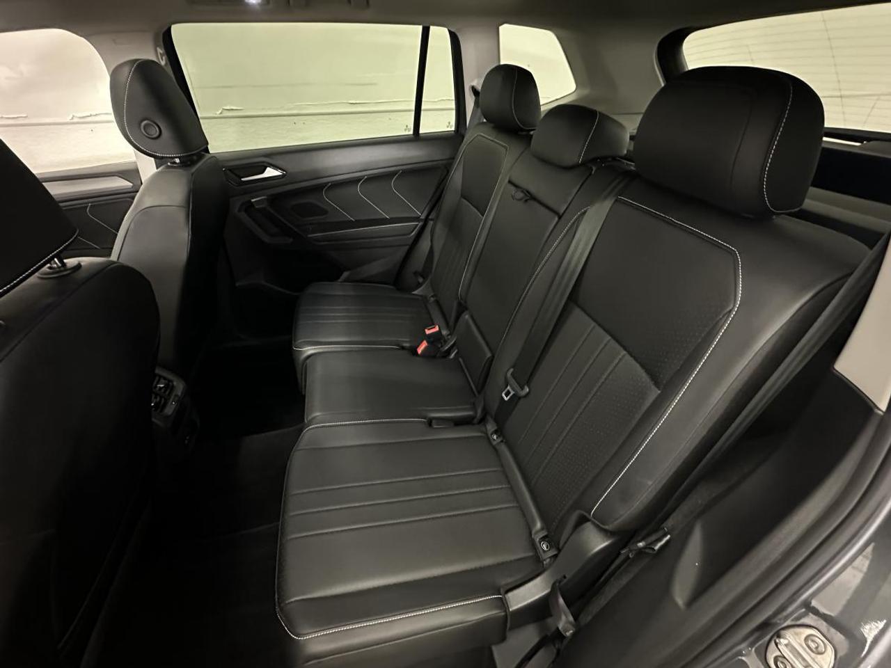 2023 Volkswagen Tiguan Comfortline COMFORTLINE/4MOTION/PANOROOF/LEATHER/66KM/OFF VW LEASE! Photo