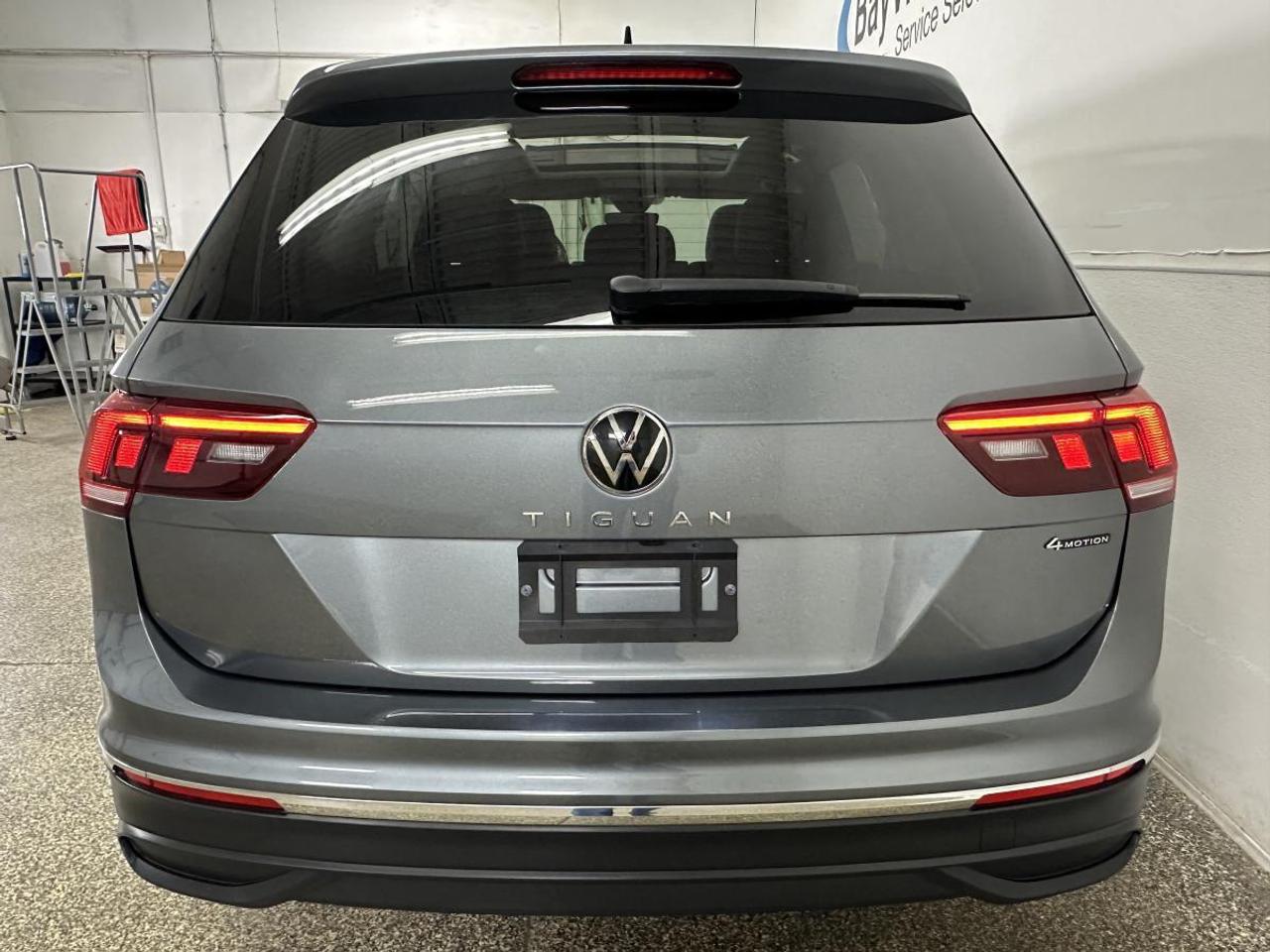 2023 Volkswagen Tiguan Comfortline COMFORTLINE/4MOTION/PANOROOF/LEATHER/66KM/OFF VW LEASE! Photo
