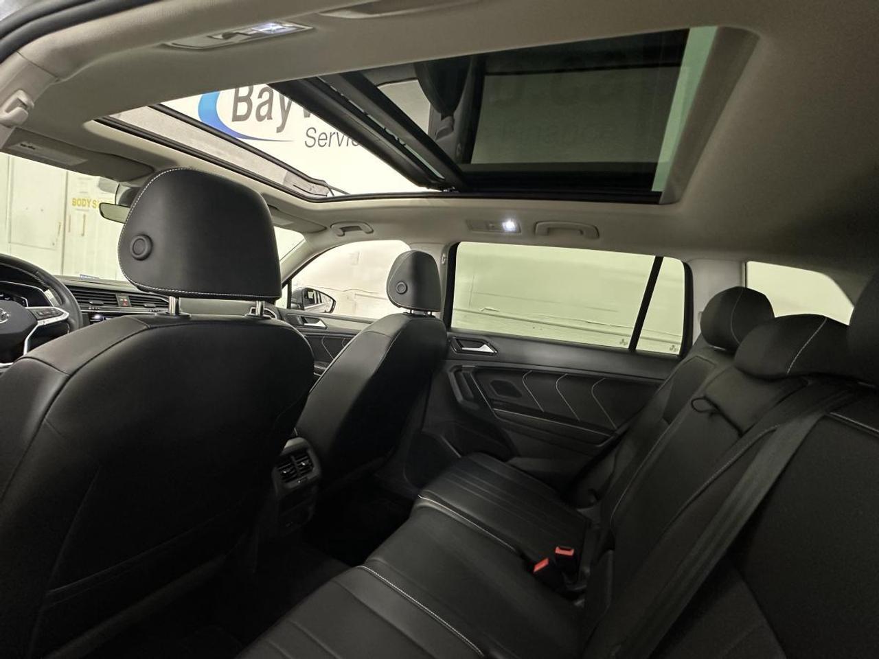 2023 Volkswagen Tiguan Comfortline COMFORTLINE/4MOTION/PANOROOF/LEATHER/66KM/OFF VW LEASE! Photo