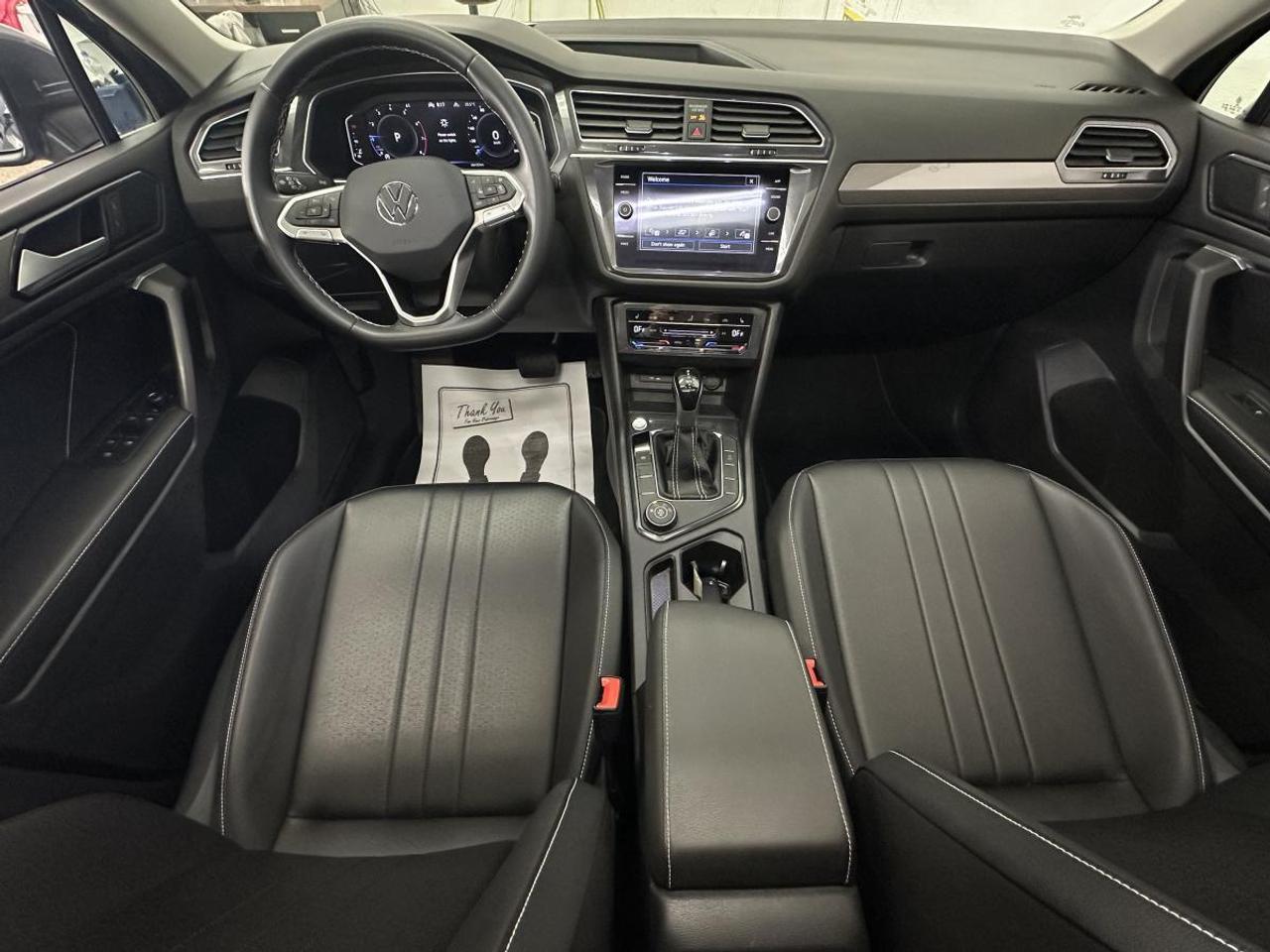 2023 Volkswagen Tiguan Comfortline COMFORTLINE/4MOTION/PANOROOF/LEATHER/66KM/OFF VW LEASE! Photo