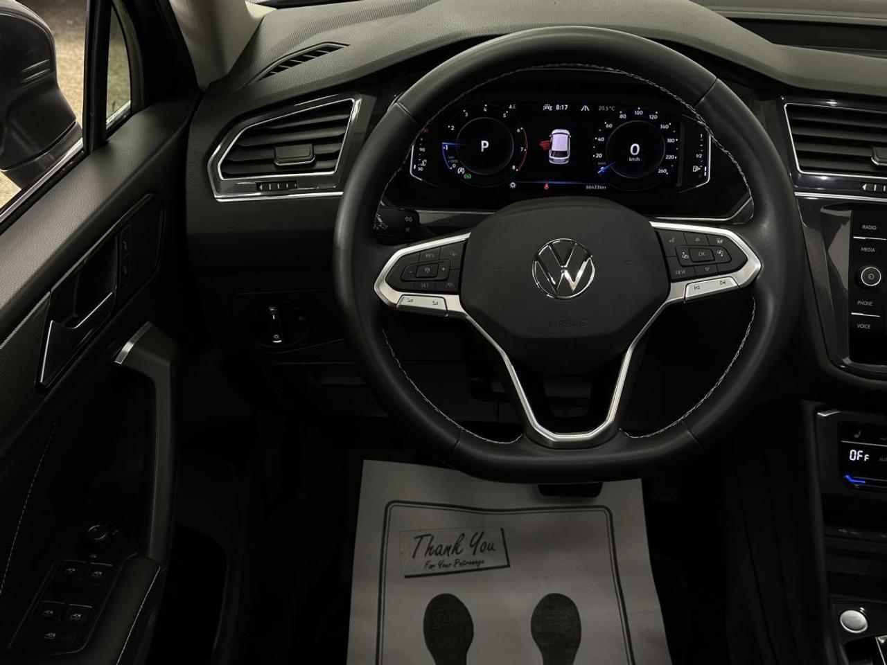 2023 Volkswagen Tiguan Comfortline COMFORTLINE/4MOTION/PANOROOF/LEATHER/66KM/OFF VW LEASE! Photo