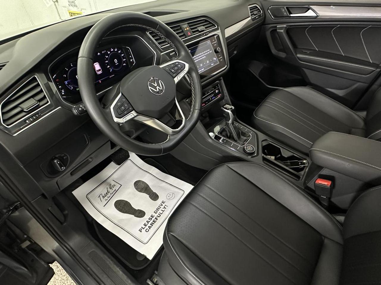 2023 Volkswagen Tiguan Comfortline COMFORTLINE/4MOTION/PANOROOF/LEATHER/66KM/OFF VW LEASE! Photo