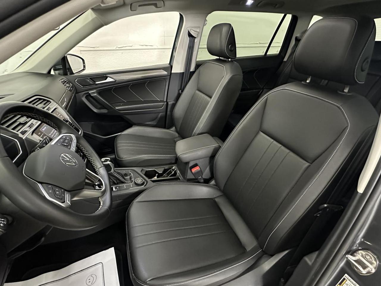 2023 Volkswagen Tiguan Comfortline COMFORTLINE/4MOTION/PANOROOF/LEATHER/66KM/OFF VW LEASE! Photo