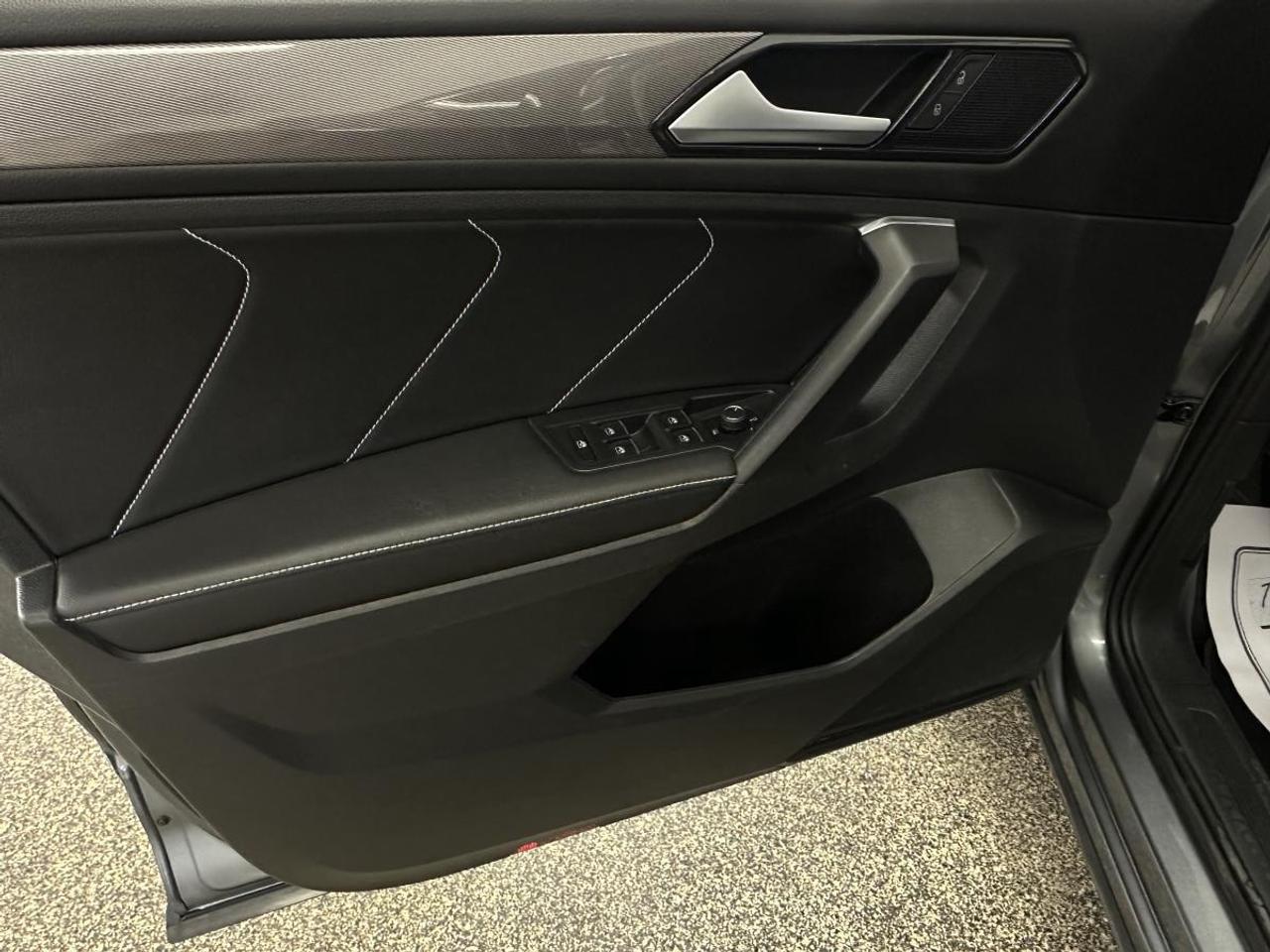 2023 Volkswagen Tiguan Comfortline COMFORTLINE/4MOTION/PANOROOF/LEATHER/66KM/OFF VW LEASE! Photo