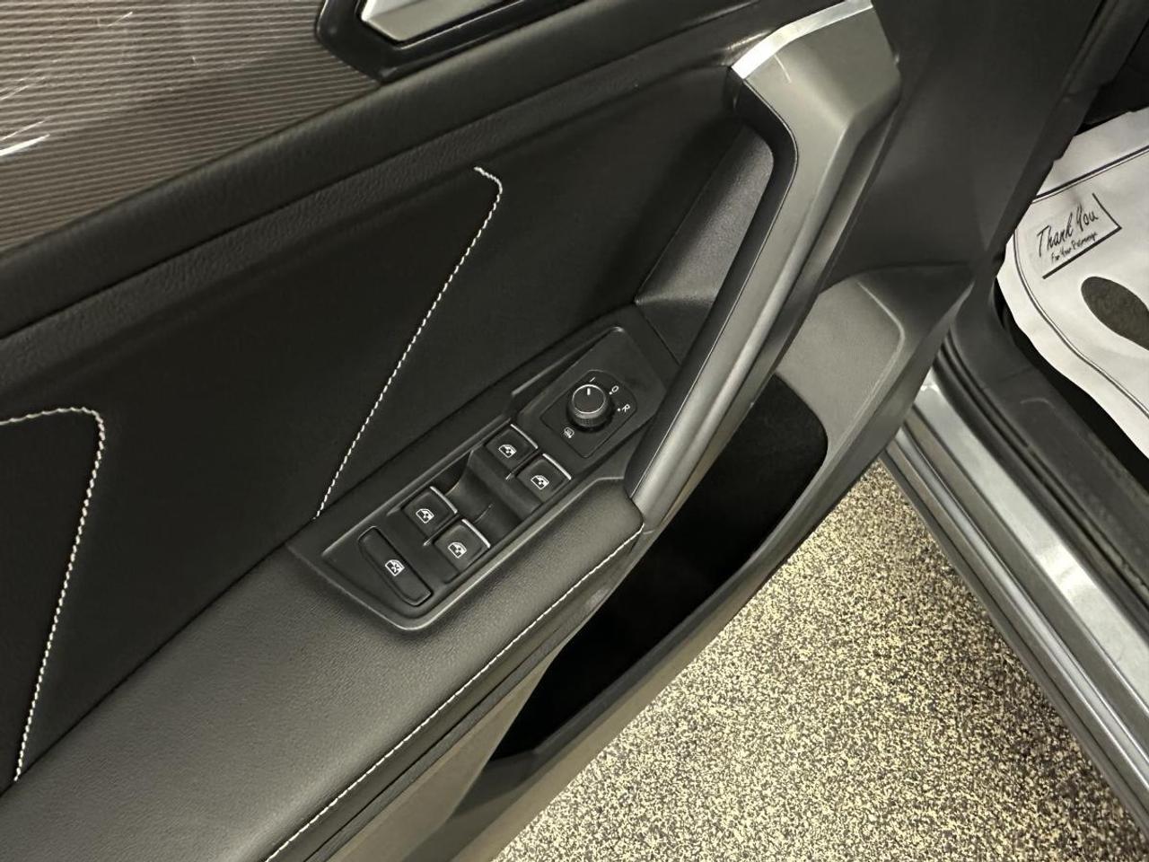 2023 Volkswagen Tiguan Comfortline COMFORTLINE/4MOTION/PANOROOF/LEATHER/66KM/OFF VW LEASE! Photo