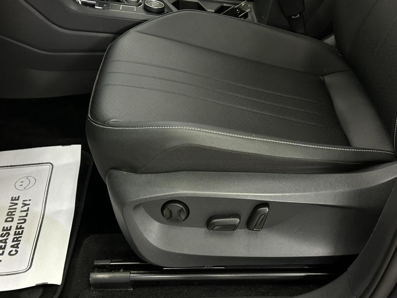 2023 Volkswagen Tiguan Comfortline COMFORTLINE/4MOTION/PANOROOF/LEATHER/66KM/OFF VW LEASE! Photo