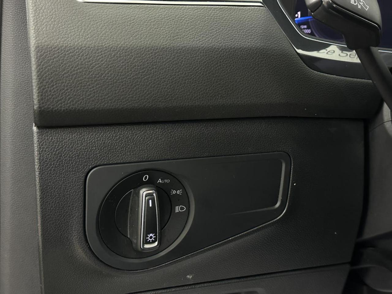 2023 Volkswagen Tiguan Comfortline COMFORTLINE/4MOTION/PANOROOF/LEATHER/66KM/OFF VW LEASE! Photo