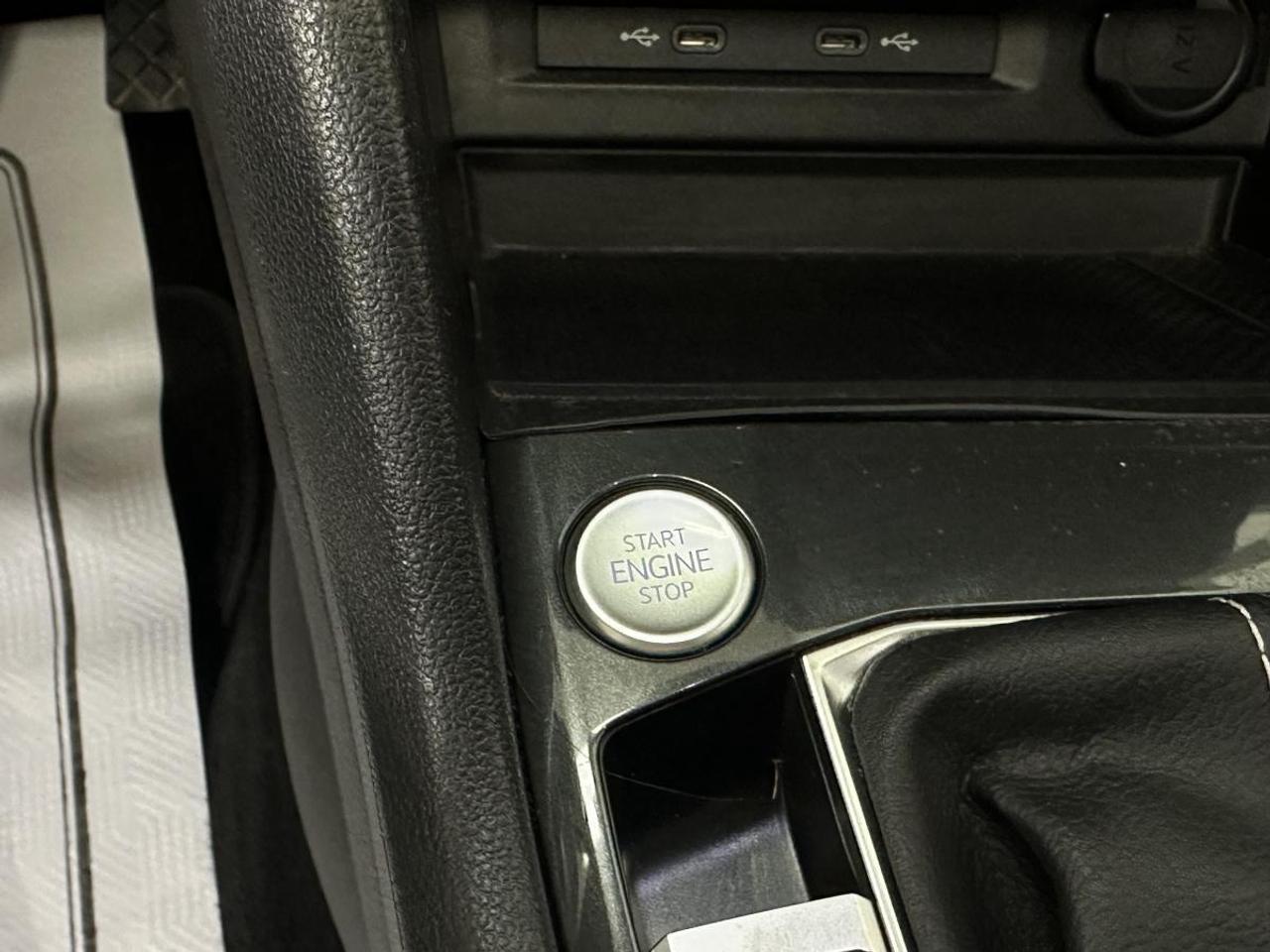 2023 Volkswagen Tiguan Comfortline COMFORTLINE/4MOTION/PANOROOF/LEATHER/66KM/OFF VW LEASE! Photo