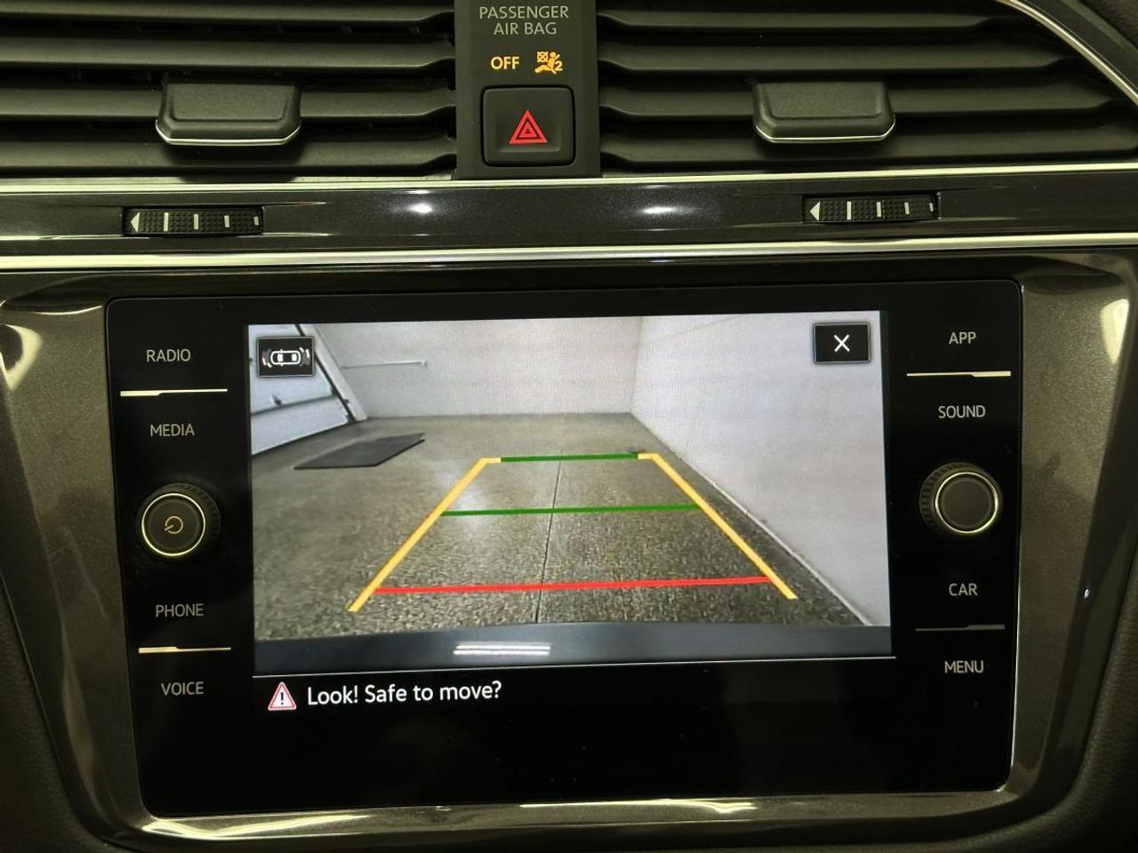 2023 Volkswagen Tiguan Comfortline COMFORTLINE/4MOTION/PANOROOF/LEATHER/66KM/OFF VW LEASE! Photo