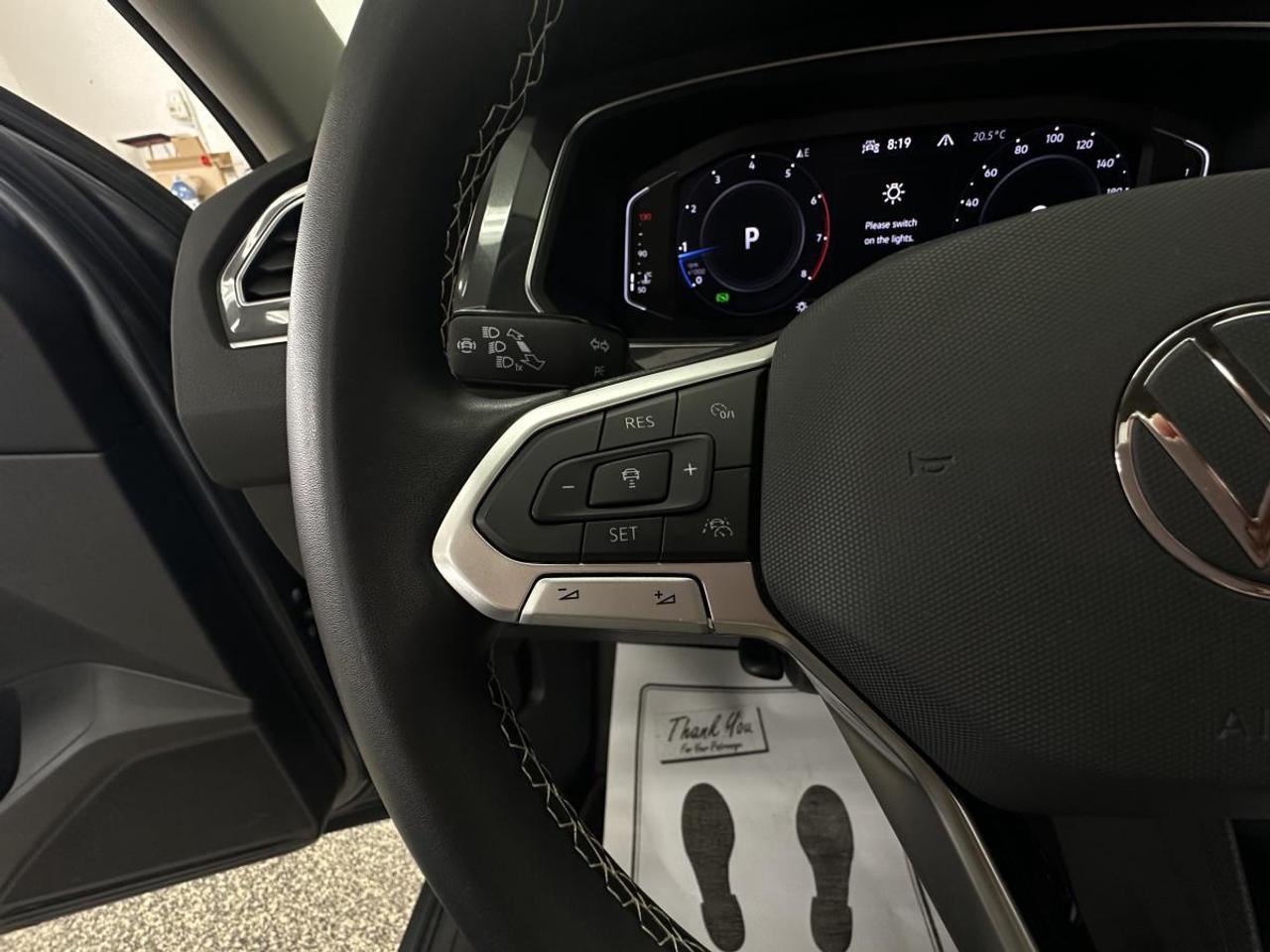 2023 Volkswagen Tiguan Comfortline COMFORTLINE/4MOTION/PANOROOF/LEATHER/66KM/OFF VW LEASE! Photo