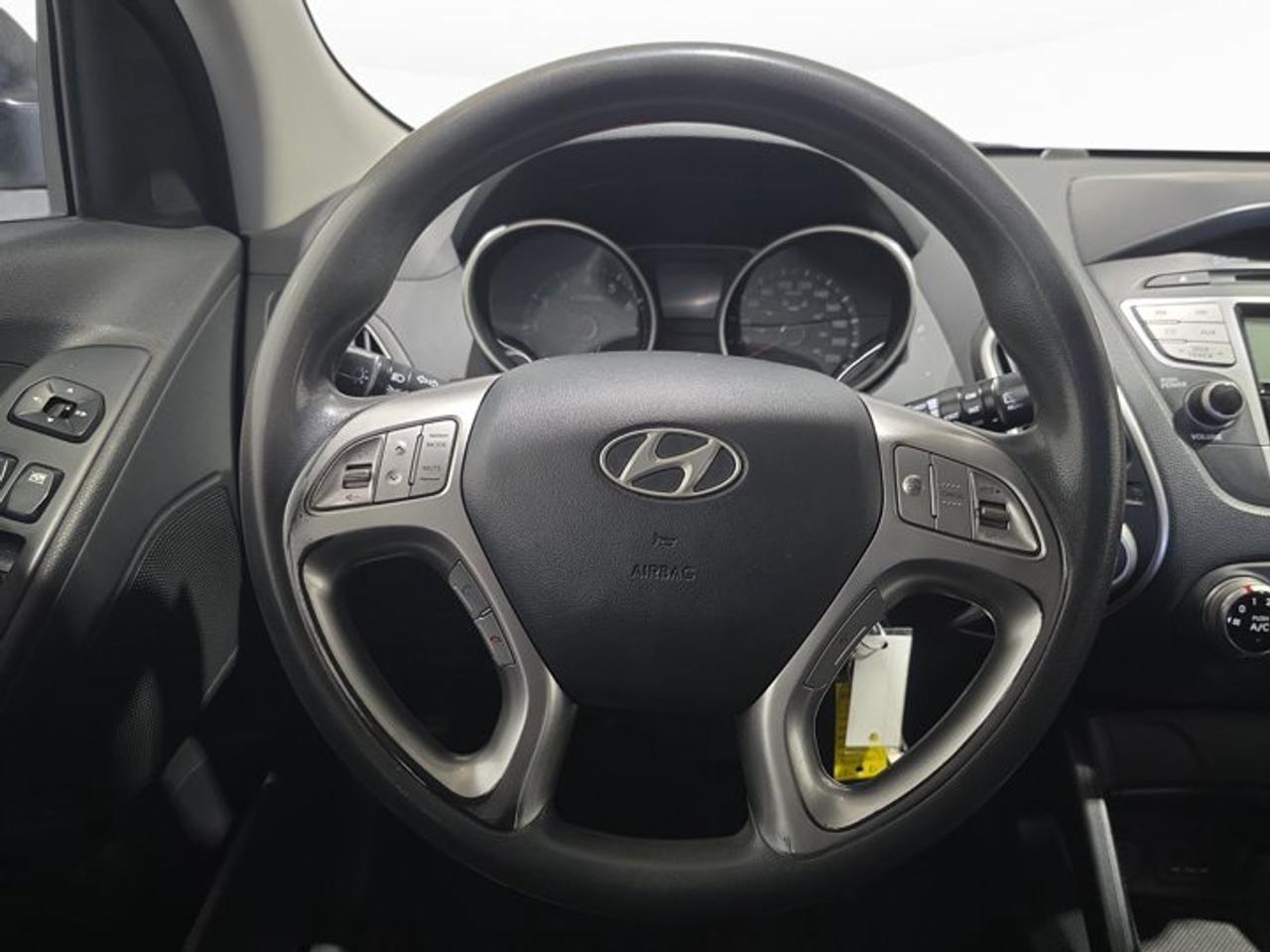 2010 Hyundai Tucson GL Photo