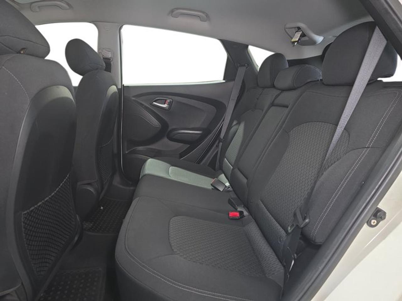 2010 Hyundai Tucson GL Photo